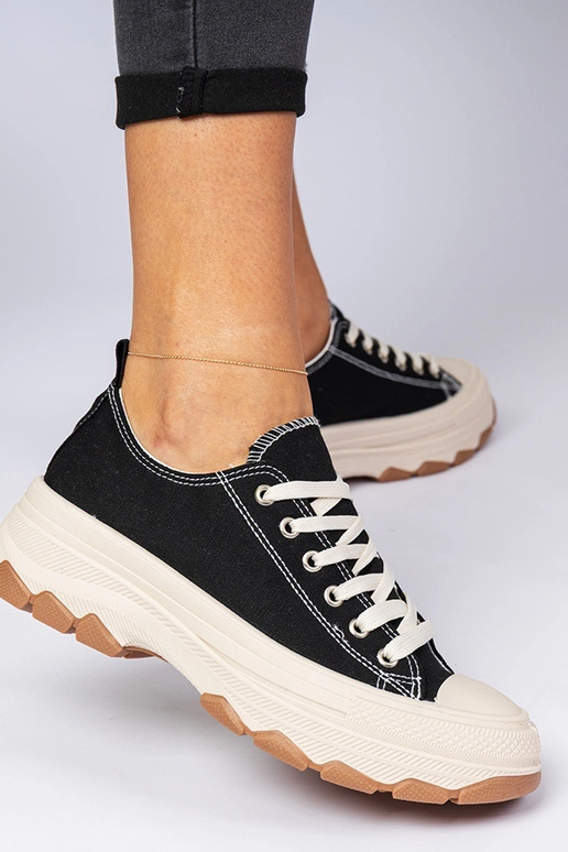 Czarne trampki na grubej podeszwie...