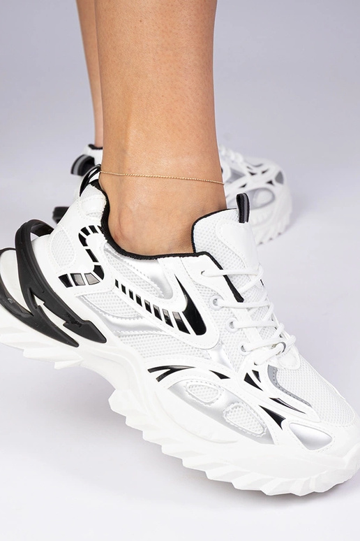 Białe sneakersy sportowe na masywnej... Białe sneakersy sportowe na masywnej...