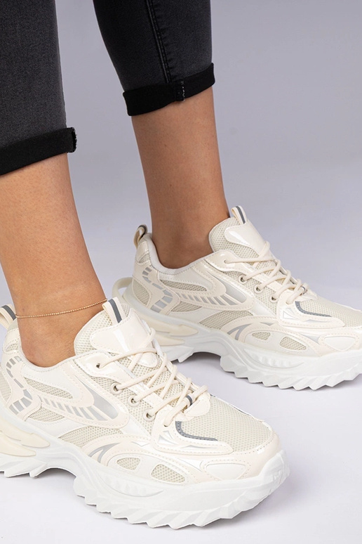 Beżowe sneakersy sportowe na masywnej... Beżowe sneakersy sportowe na masywnej...