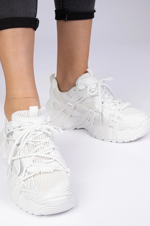 Białe sneakersy stylowe na masywnej... Białe sneakersy stylowe na masywnej...