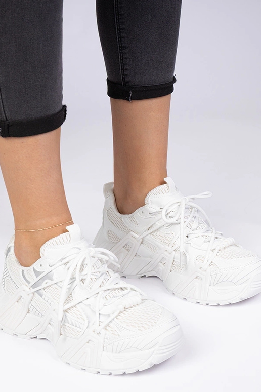 Białe sneakersy stylowe na masywnej... Białe sneakersy stylowe na masywnej...