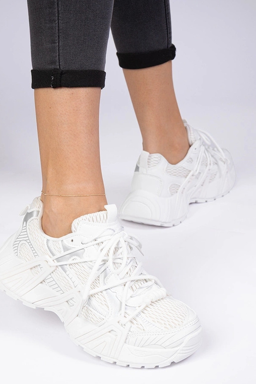 Białe sneakersy stylowe na masywnej... Białe sneakersy stylowe na masywnej...