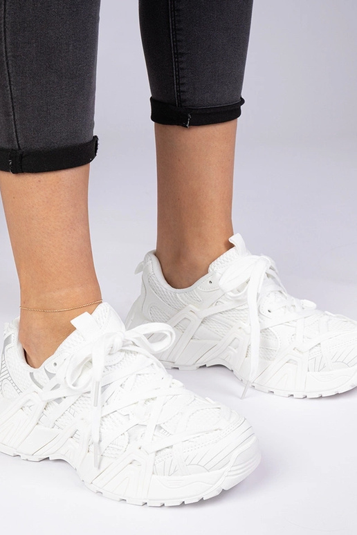 Białe sneakersy na masywnej podeszwie...