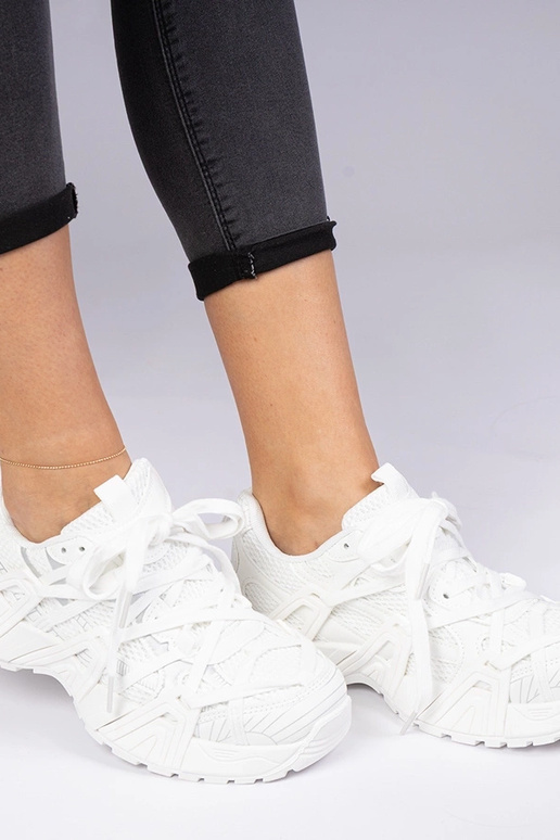 Białe sneakersy na masywnej podeszwie...