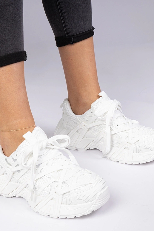 Białe sneakersy na masywnej podeszwie...