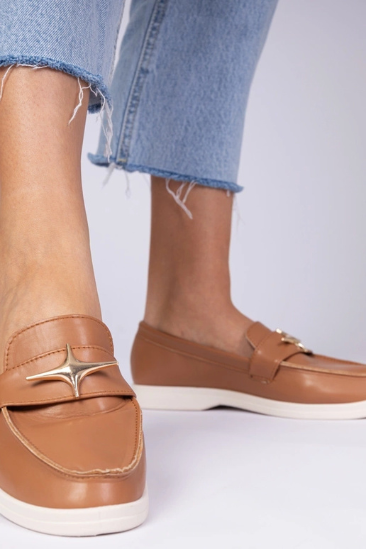 Brązowe damskie mokasyny ze złotą...