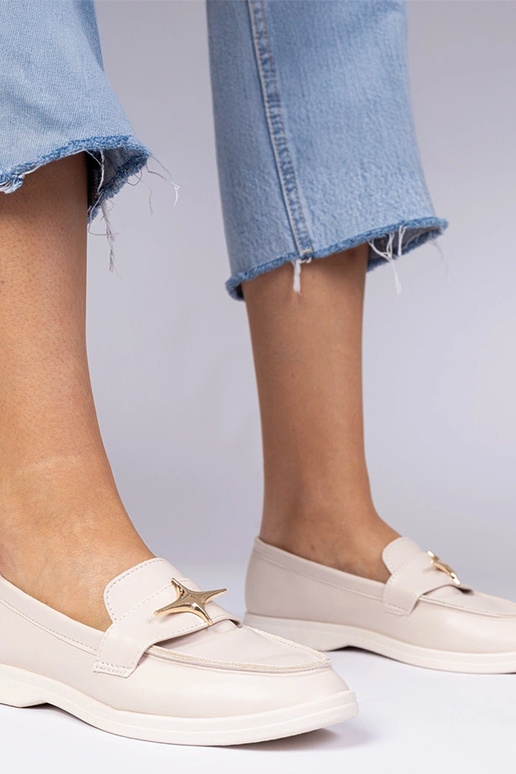 Beżowe damskie mokasyny ze złotą...