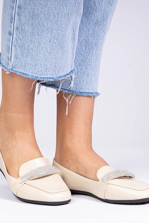 Beżowe damskie mokasyny z cyrkoniami...