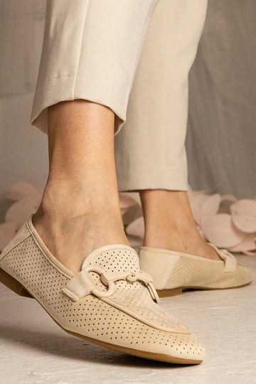 Beżowe damskie mokasyny...