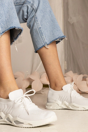Białe sneakersy damskie z skarpetkową cholewką Miyana