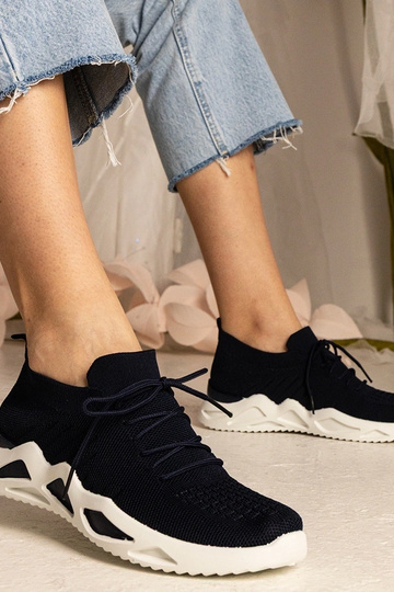 Granatowe sneakersy z skarpetkową cholewką Miyana