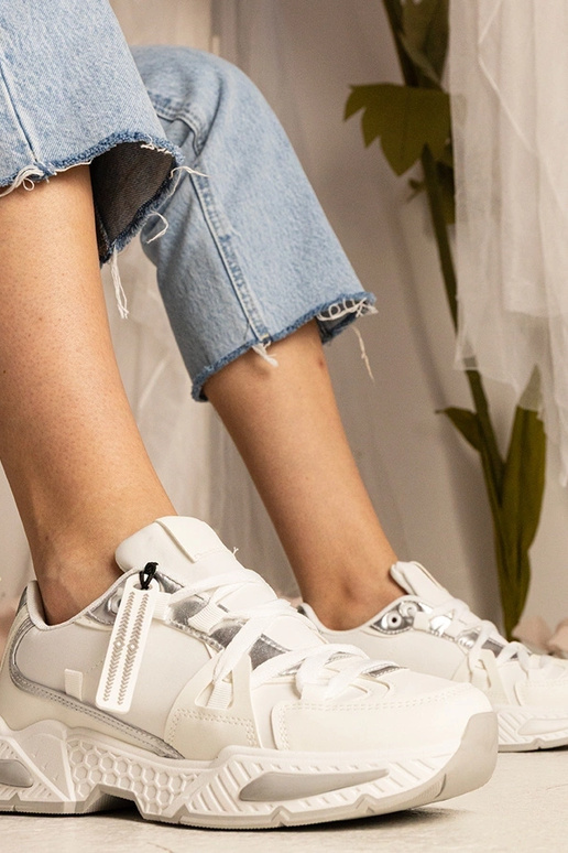 Białe sneakersy damskie na masywnej... Białe sneakersy damskie na masywnej...