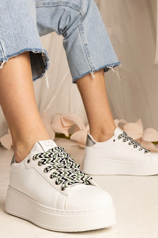 Białe sneakersy damskie z masywnym... Białe sneakersy damskie z masywnym...