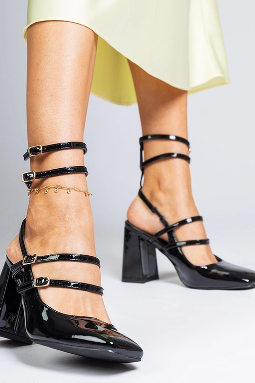 Czarne czółenka lakierowane na słupku...