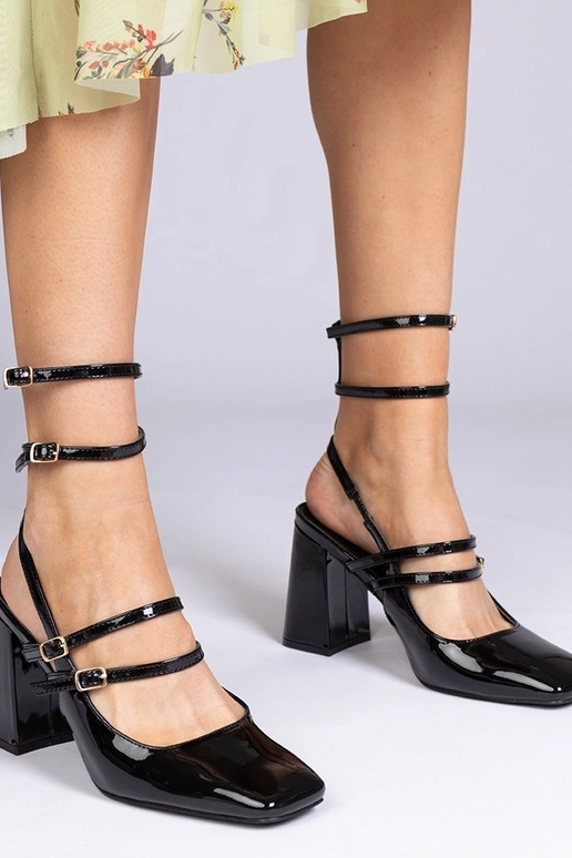 Czarne czółenka lakierowane na słupku...