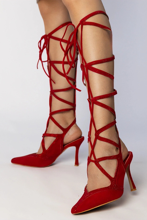 Czerwone sandałki na szpilce wiązane...