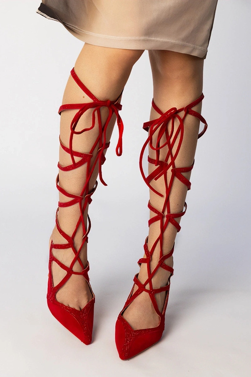 Czerwone sandałki na szpilce wiązane...