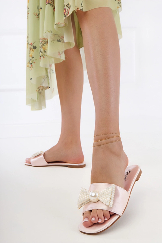 Beżowe klapki satynowe z kokardką w...