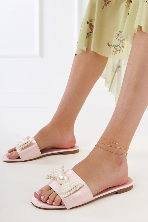 Beżowe klapki satynowe z kokardką w...