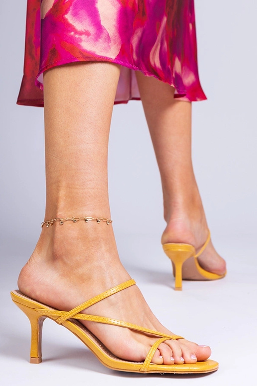 Żółte klapki eleganckie na szpilce...