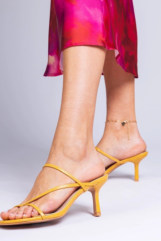 Żółte klapki eleganckie na szpilce...
