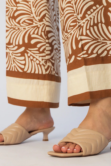 Jasnobeżowe klapki na...