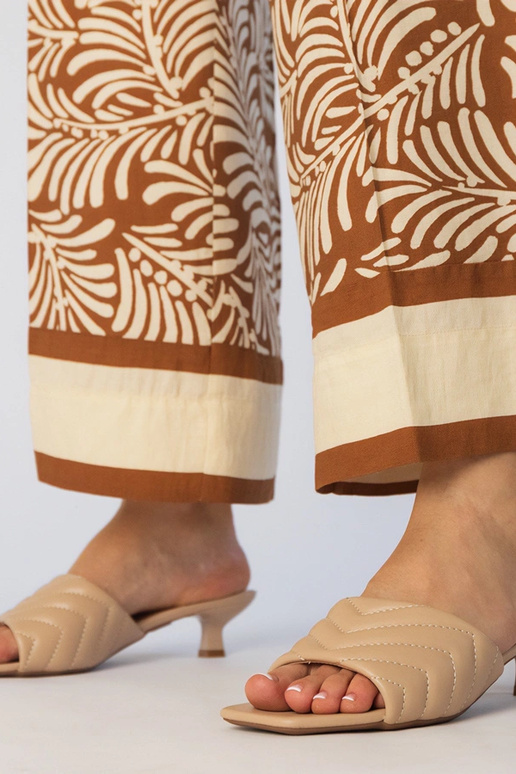 Jasnobeżowe klapki na niskim obcasie...