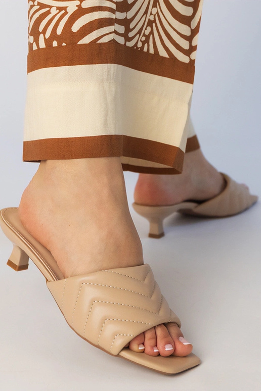 Jasnobeżowe klapki na niskim obcasie...