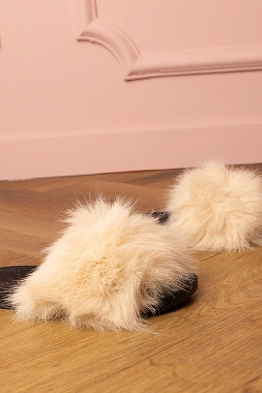 Beżowe klapki dziecięce z futerkiem...