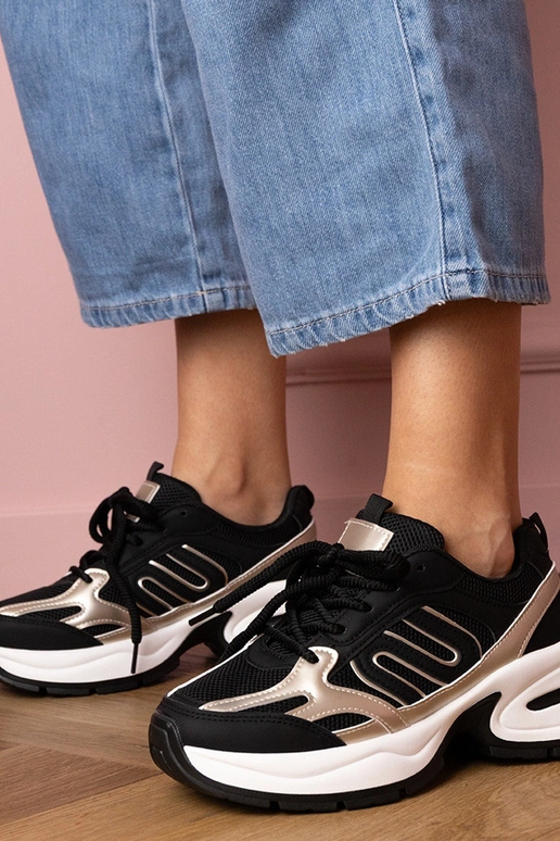 Czarne sneakersy sportowe na masywnej... Czarne sneakersy sportowe na masywnej...