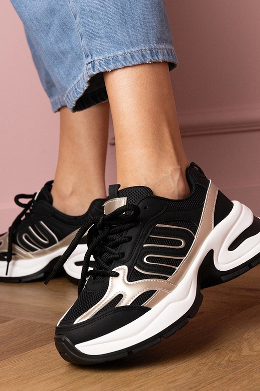 Czarne sneakersy sportowe na masywnej... Czarne sneakersy sportowe na masywnej...