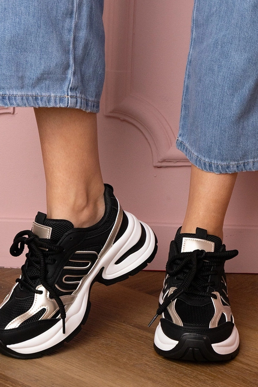 Czarne sneakersy sportowe na masywnej... Czarne sneakersy sportowe na masywnej...