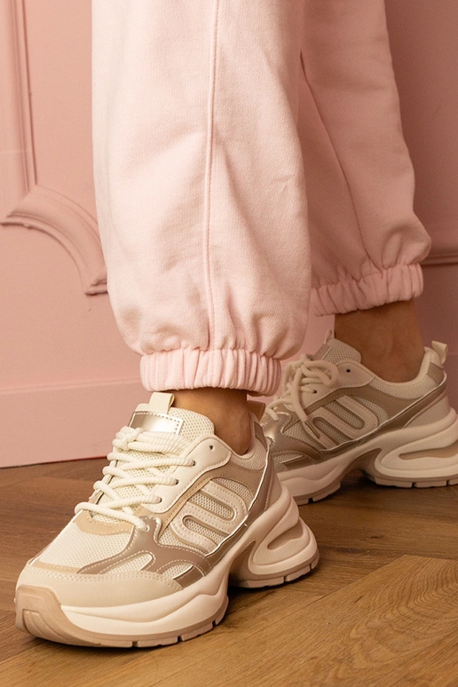 Beżowe sneakersy sportowe na masywnej... Beżowe sneakersy sportowe na masywnej...