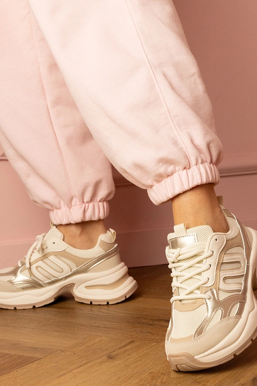 Beżowe sneakersy sportowe na masywnej... Beżowe sneakersy sportowe na masywnej...