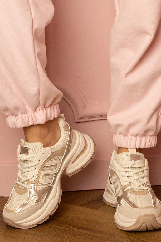 Beżowe sneakersy sportowe na masywnej... Beżowe sneakersy sportowe na masywnej...
