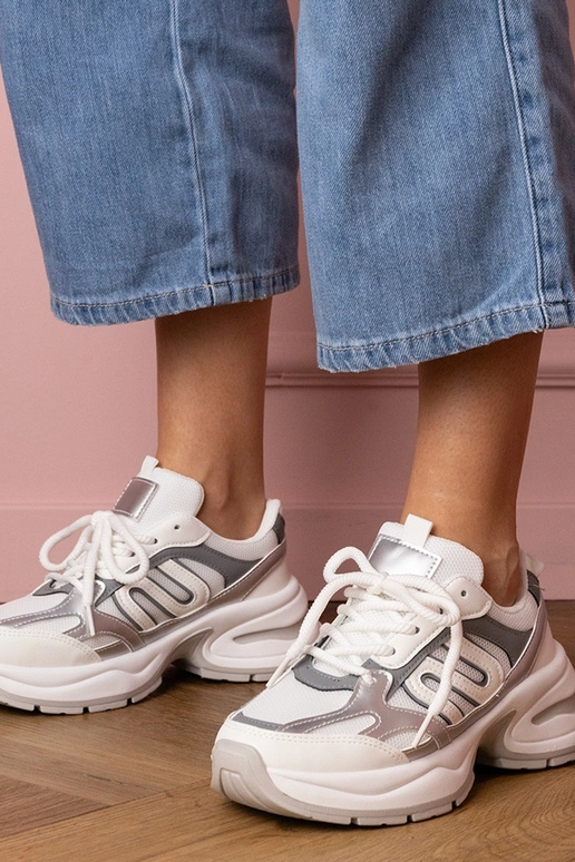 Białe sneakersy sportowe na masywnej... Białe sneakersy sportowe na masywnej...