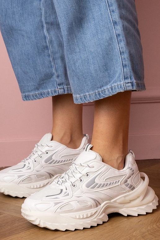 Białe sneakersy sportowe na stylowej...
