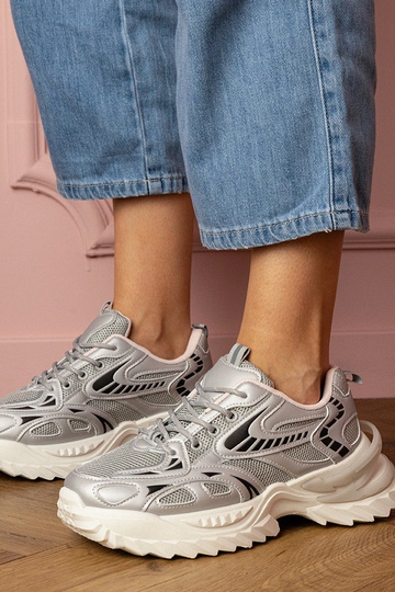 Srebrne sneakersy sportowe na stylowej podeszwie Carina