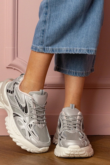Srebrne sneakersy sportowe na stylowej podeszwie Carina 2