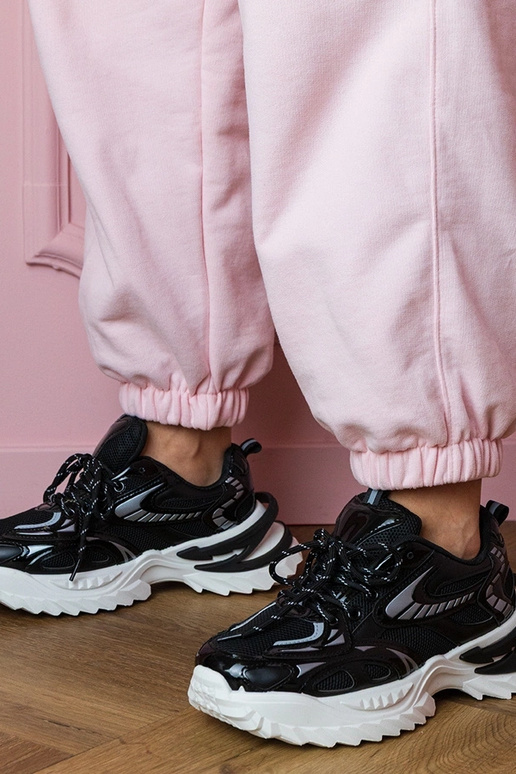 Czarne sneakersy sportowe na stylowej... Czarne sneakersy sportowe na stylowej...