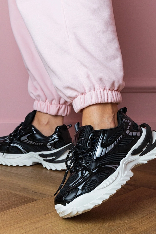 Czarne sneakersy sportowe na stylowej... Czarne sneakersy sportowe na stylowej...