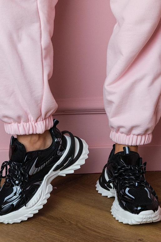 Czarne sneakersy sportowe na stylowej... Czarne sneakersy sportowe na stylowej...