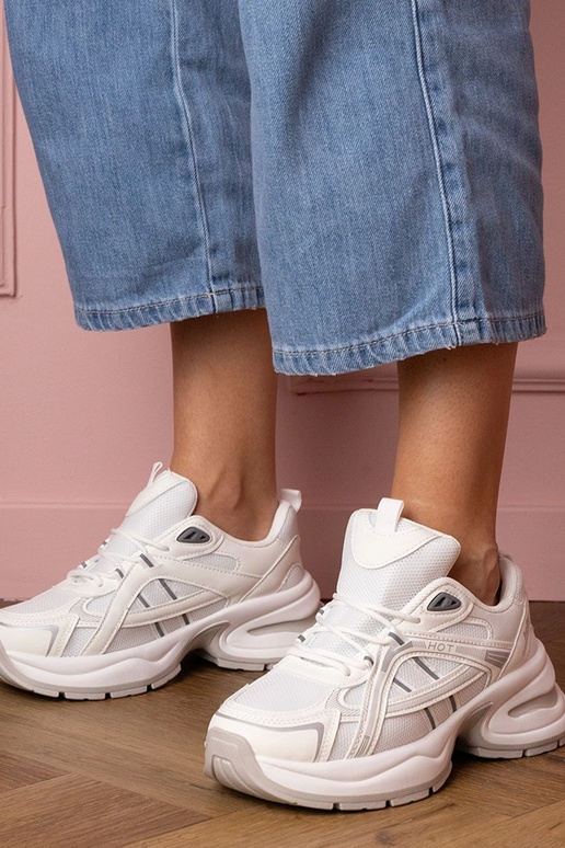 Białe sneakersy sportowe na masywnej...