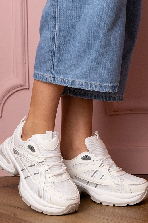 Białe sneakersy sportowe na masywnej...