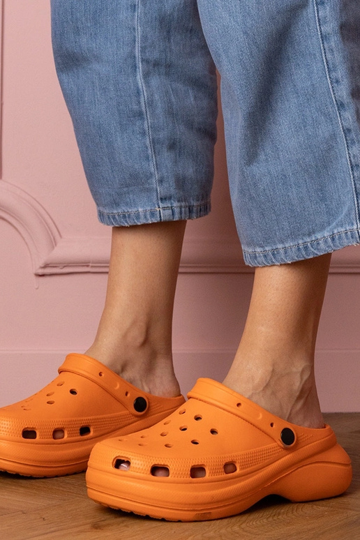 Pomarańczowe zabudowane klapki na...