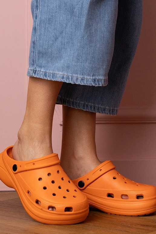 Pomarańczowe zabudowane klapki na...