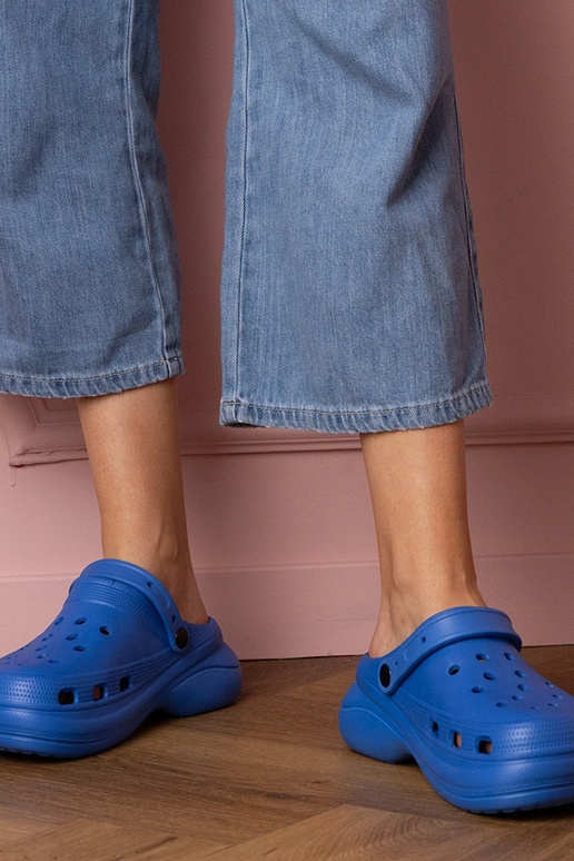 Niebieskie zabudowane klapki na...