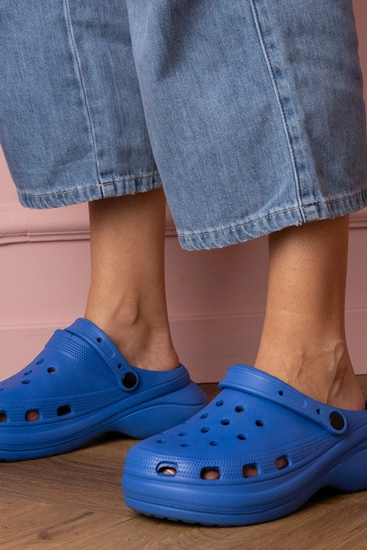 Niebieskie zabudowane klapki na...