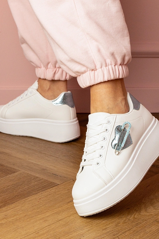 Białe sneakersy z niebieskim... Białe sneakersy z niebieskim...