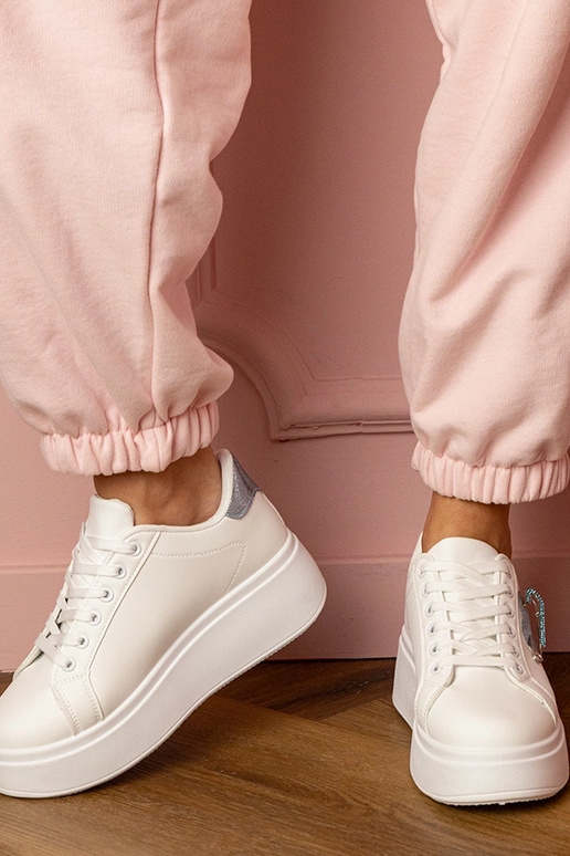 Białe sneakersy z niebieskim... Białe sneakersy z niebieskim...